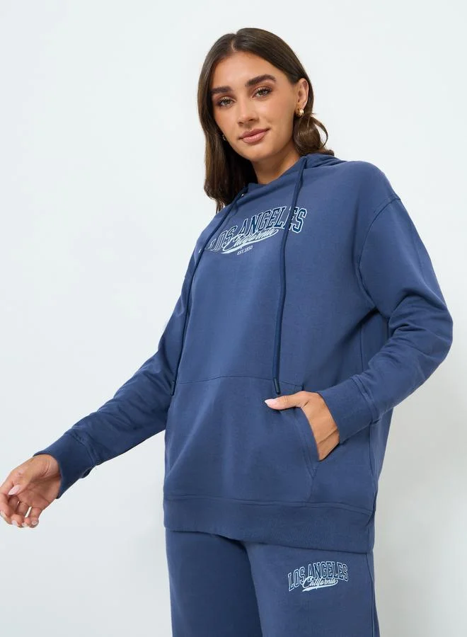 ستايلي طقم منسق من بنطال بأرجل واسعة وهودي بطبعة كتابة